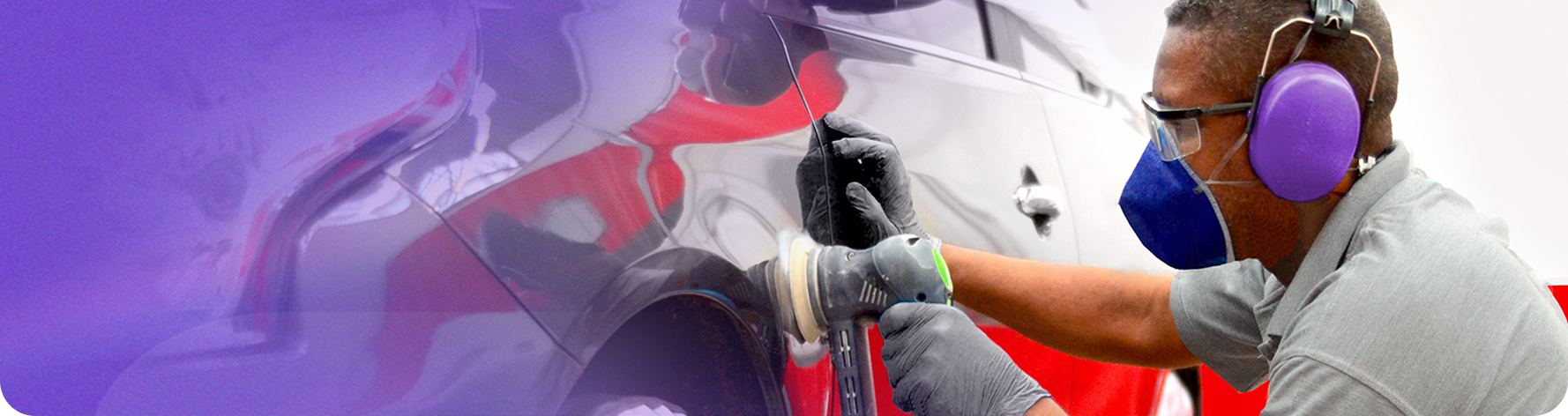 Profissional usando lixadeira elétrica para polir superfície de veículo