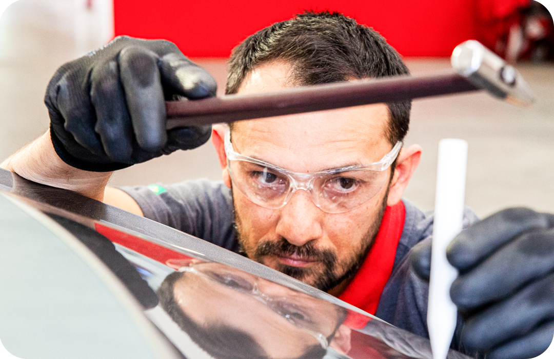 Profissional especializado reparando amassado em carro